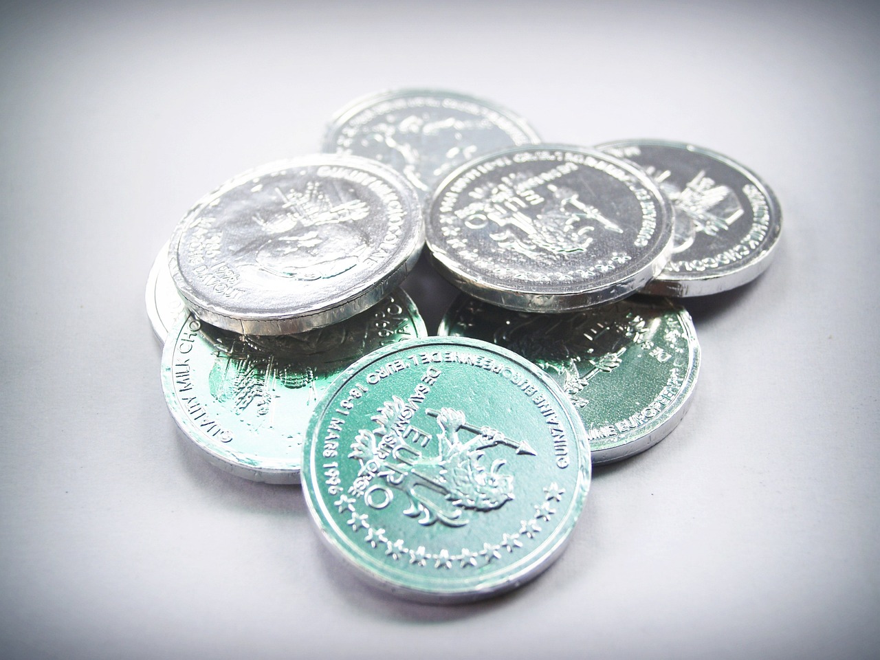 黄金价格与各大银行的动态关联分析概览