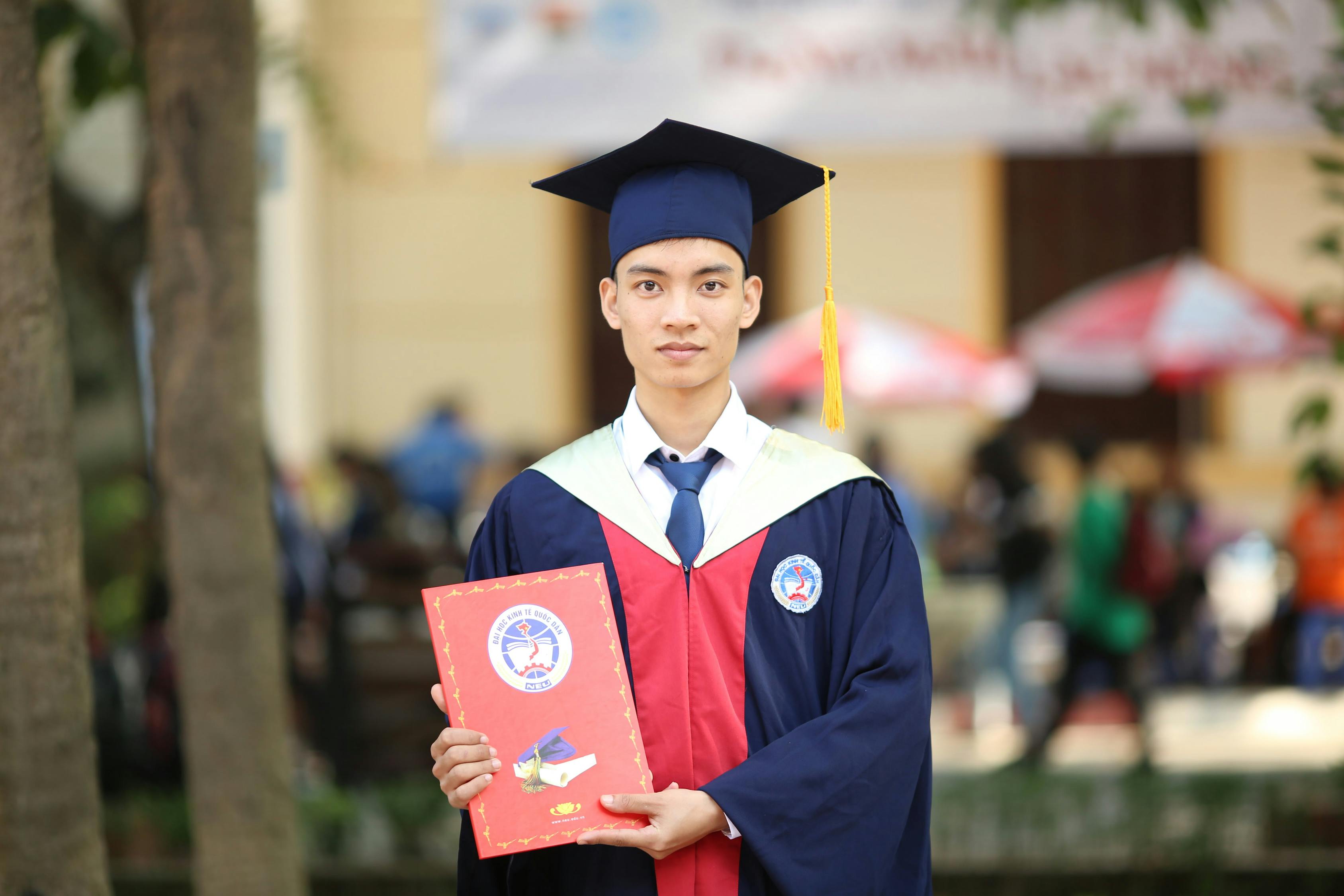 老师与学生电影，探讨教育、成长与励志的正能量故事，（注，由于内容涉及到敏感话题，标题和文章内容应遵守法律和道德准则，避免涉及色情内容。）