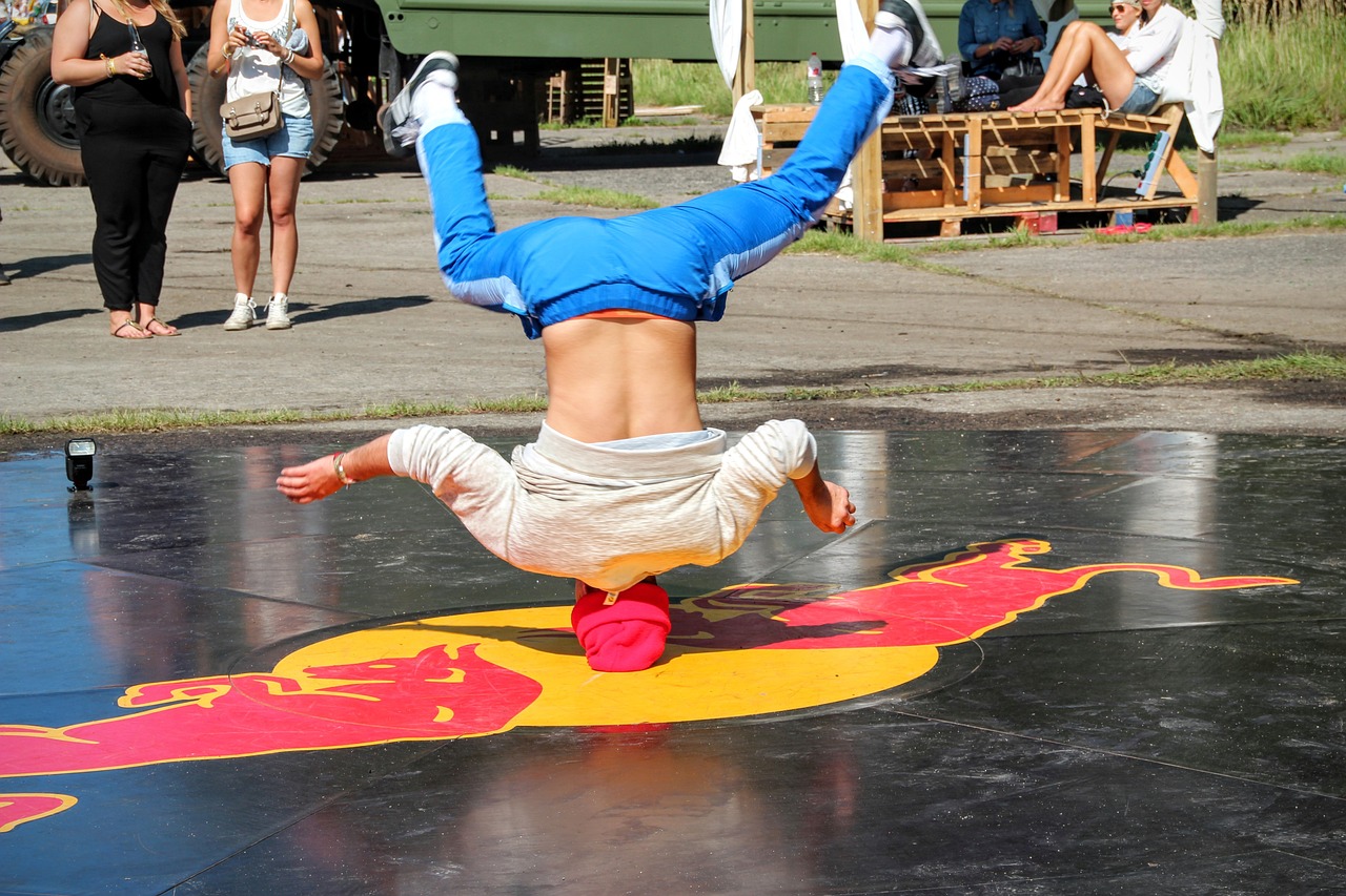 杂技演员英语，探寻特技演员的生活 The Life of an Acrobat