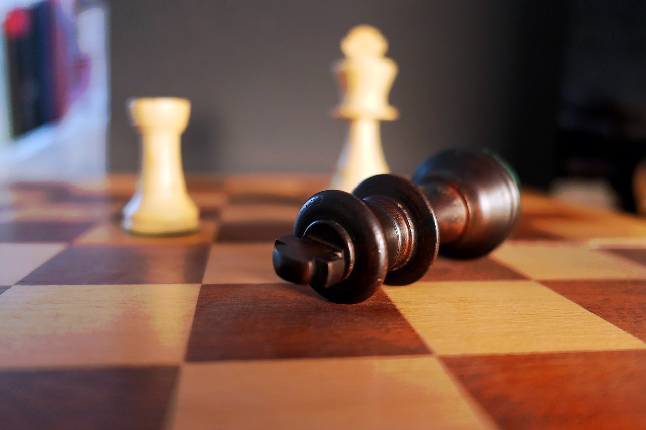 社区象棋比赛，邻里间的智慧比拼，友谊的较量时刻