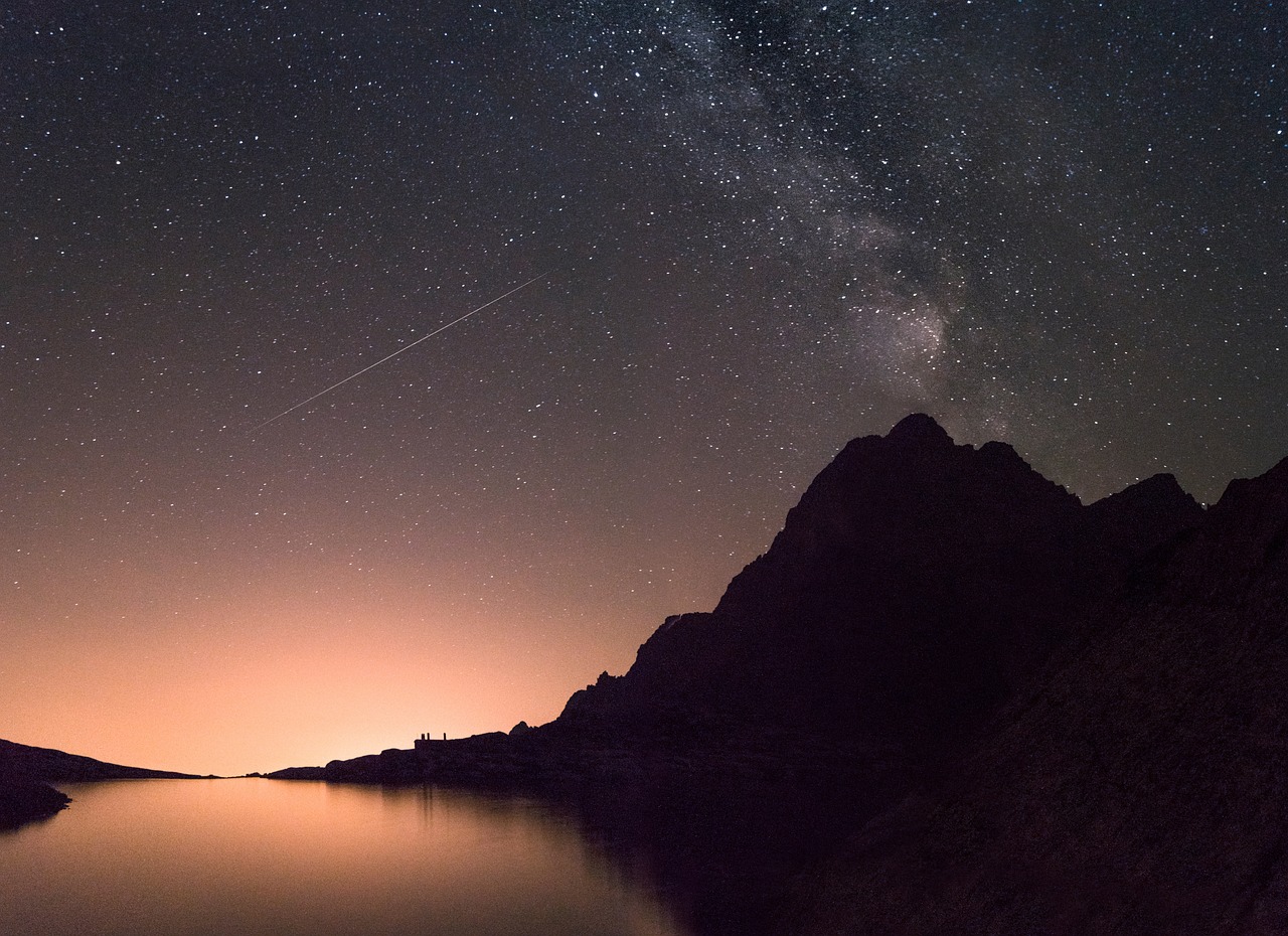 月明星稀之夜的静谧宇宙诗意图片