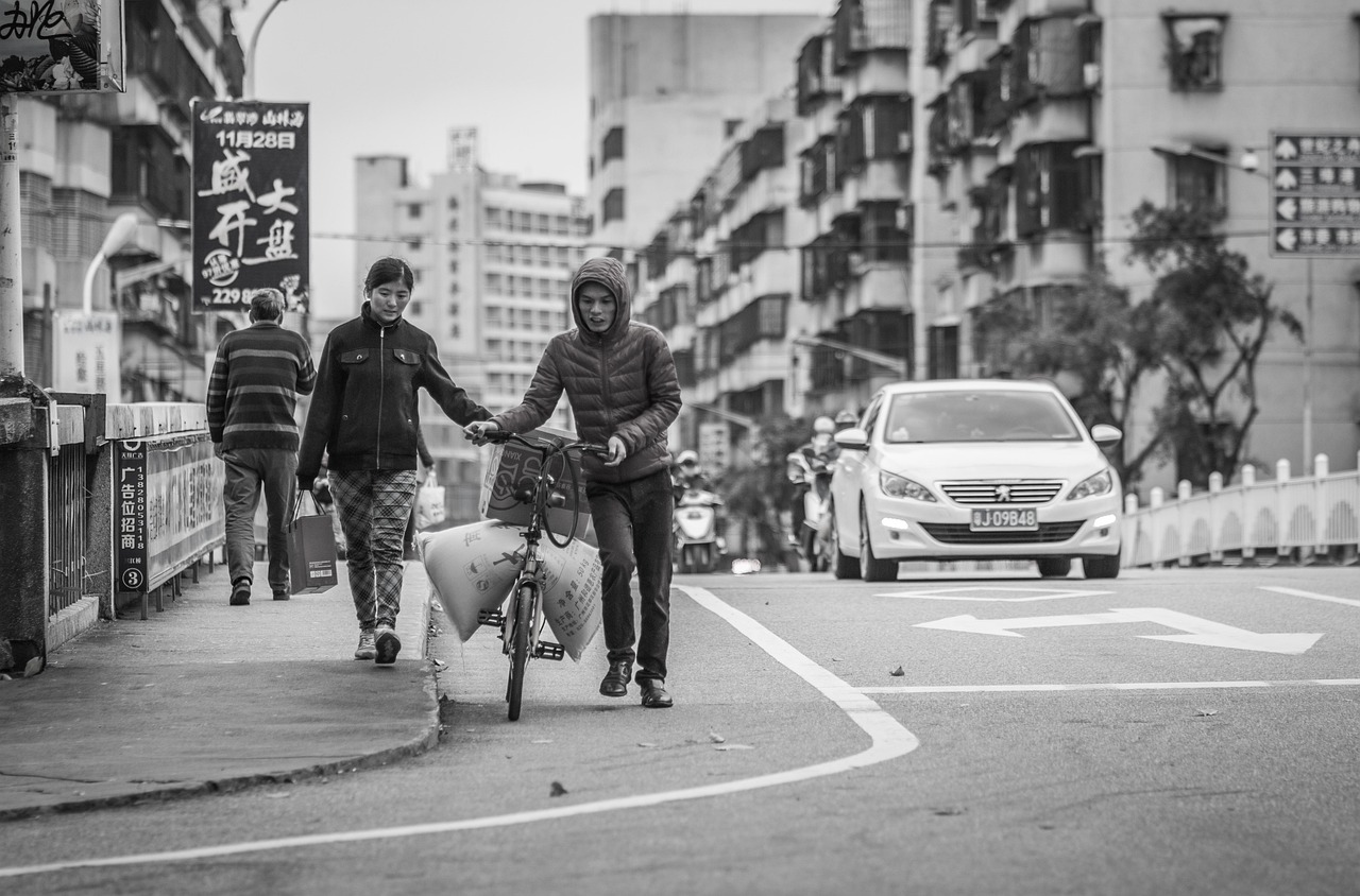 电视剧人是铁饭是钢，人性与生活的真实写照探讨